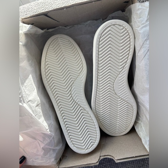 Brand new Adidas Advantage 2.0 Sneakers 8.5 β with tag on and original box ! - Picture 11 of 11